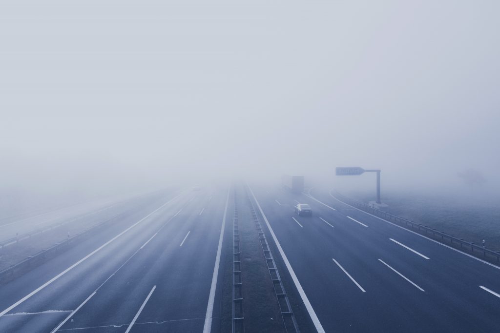 autopista con poca visibilidad